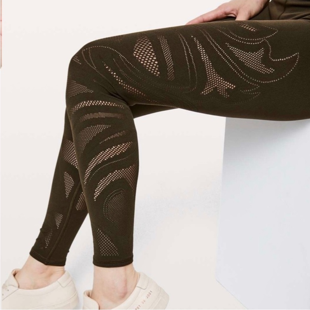NWOT Lululemon Reveal Tight En Avante 26" in Dark Olive